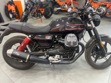 Carica l&#39;immagine nel visualizzatore di Gallery, MOTO GUZZI V7 STONE - 2024 - KM 561