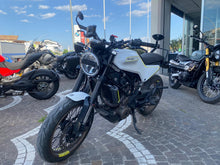 Carica l'immagine nel visualizzatore di Gallery, HUSQVARNA VITPILEN 401 - 2018 - KM 7827