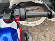 Carica l'immagine nel visualizzatore di Gallery, BMW R 1300 GS TROPHY - 2023 - KM 4129