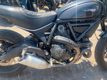 Carica l'immagine nel visualizzatore di Gallery, DUCATI SCRAMBLER 800 ICON - 2016 - KM 18309