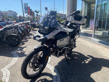 Carica l'immagine nel visualizzatore di Gallery, BMW F 900 GS ADVENTURE - 2024 - KM 7234