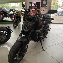 Carica l'immagine nel visualizzatore di Gallery, DUCATI MONSTER 937 + - 2022 - KM 18121