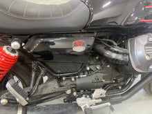 Carica l&#39;immagine nel visualizzatore di Gallery, MOTO GUZZI V7 STONE - 2024 - KM 561