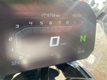 Carica l'immagine nel visualizzatore di Gallery, BMW R 1300 GS TRIPLE BLACK - 2025 - KM 6754