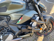 Carica l'immagine nel visualizzatore di Gallery, DUCATI STREETFIGHTER V2 - 2022 - KM 18829