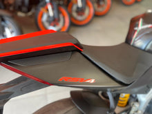 Carica l&#39;immagine nel visualizzatore di Gallery, APRILIA RSV4 - 2024 - KM 5207