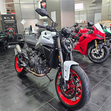 Carica l'immagine nel visualizzatore di Gallery, Ducati Monster MY 2026