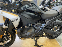 Carica l'immagine nel visualizzatore di Gallery, BMW R 1300 GS TRIPLE BLACK - 2025 - KM 1