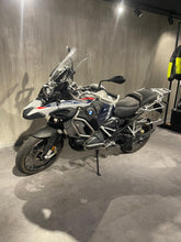 Carica l'immagine nel visualizzatore di Gallery, R 1250 GS ADV - ANNO 2023 - KM 10537