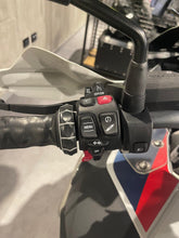 Carica l'immagine nel visualizzatore di Gallery, R 1250 GS ADV - ANNO 2023 - KM 10537