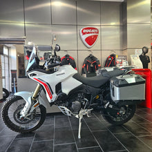 Carica l'immagine nel visualizzatore di Gallery, DUCATI DESERT X - 2026 - KM 615 - VEDI ACCESSORI IN DESCRIZIONE