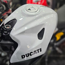 Carica l'immagine nel visualizzatore di Gallery, Ducati Monster MY 2026