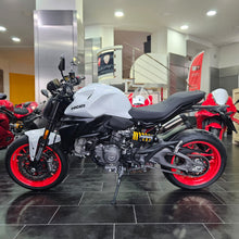 Carica l'immagine nel visualizzatore di Gallery, Ducati Monster MY 2026