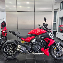 Carica l'immagine nel visualizzatore di Gallery, DUCATI DIAVEL V4 - 2026 - KM 898