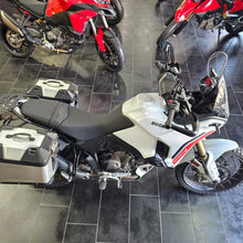 Carica l'immagine nel visualizzatore di Gallery, DUCATI DESERT X - 2026 - KM 615 - VEDI ACCESSORI IN DESCRIZIONE