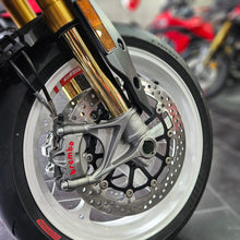 Carica l'immagine nel visualizzatore di Gallery, DUCATI HYPERMOTARD V2 SP - 2026 - KM 275