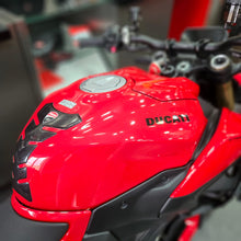 Carica l'immagine nel visualizzatore di Gallery, DUCATI STREETFIGHTER V2 35kW - 2025 - KM 8017