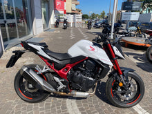 Carica l'immagine nel visualizzatore di Gallery, HONDA CB 750 HORNET - 2023 - KM 4740