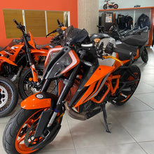 Carica l&#39;immagine nel visualizzatore di Gallery, KTM 1290 SUPER DUKE R - 2023 - KM 26968