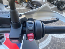 Carica l&#39;immagine nel visualizzatore di Gallery, BMW R 1250 GS ADVENTURE - 2023 - KM 7212