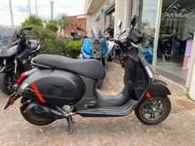 Carica l'immagine nel visualizzatore di Gallery, VESPA GTS 300 SUPER SPORT - 2024 - KM 1836