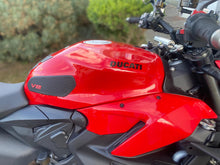 Carica l&#39;immagine nel visualizzatore di Gallery, DUCATI STREETFIGHTER V2 - 2023 - KM 7732