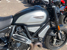 Carica l'immagine nel visualizzatore di Gallery, DUCATI SCRAMBLER 1100 DARK - 2023 - KM 6880