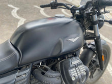Carica l&#39;immagine nel visualizzatore di Gallery, MOTO GUZZI V7 STONE - 2018 - KM 10308