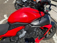 Carica l'immagine nel visualizzatore di Gallery, DUCATI DIAVEL V4 - 2025 - KM 4524
